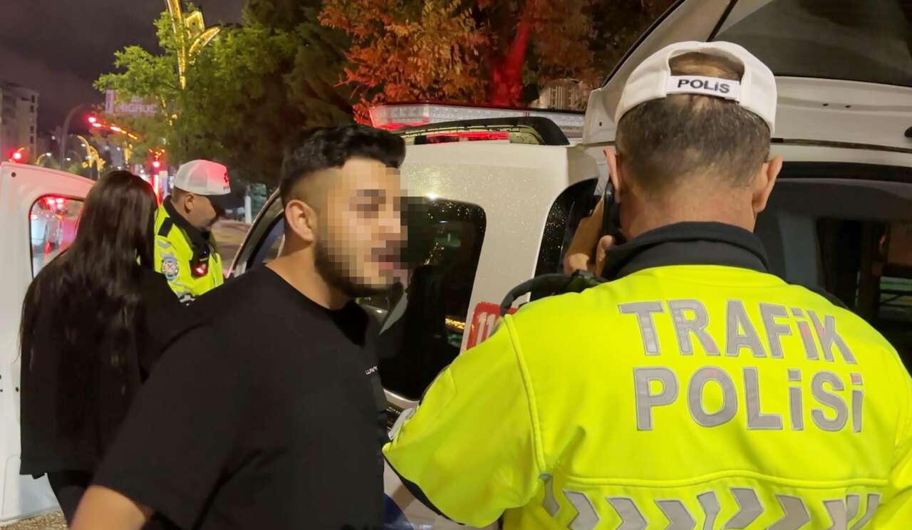 Polise “Abi kız arkadaşımın yanında beni bozma” dedi, küfür edip kaçtı 14
